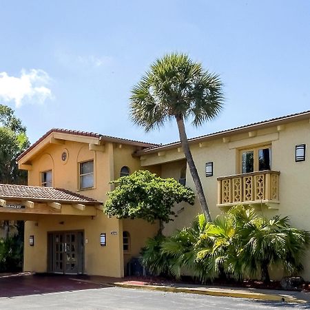 Red Roof Inn Tampa Bay - St. Petersburg Bagian luar foto