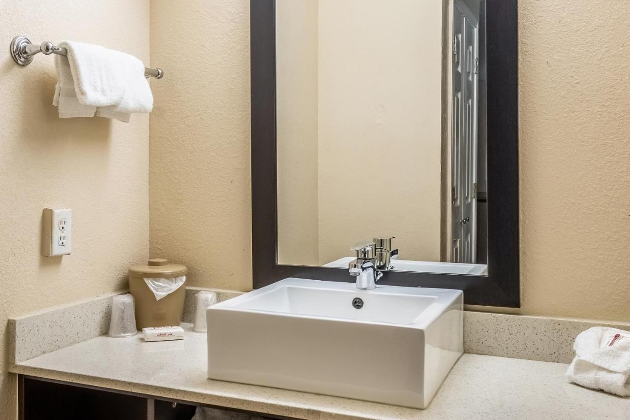 Red Roof Inn Tampa Bay - St. Petersburg Bagian luar foto